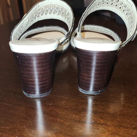 Women's Woven Cream Sandals - Picture 4 of 7